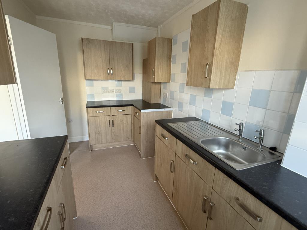 Lot: 14 - HOUSE IN NEED OF IMPROVEMENT - Kitchen of Semi in Need of Improvement